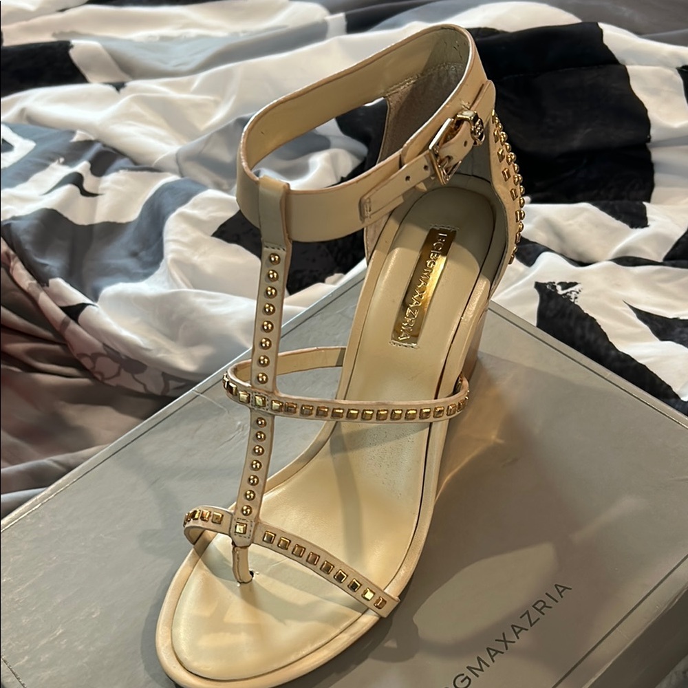 BCBGMaxAzria Cream Sandals with Criss-Cross Straps